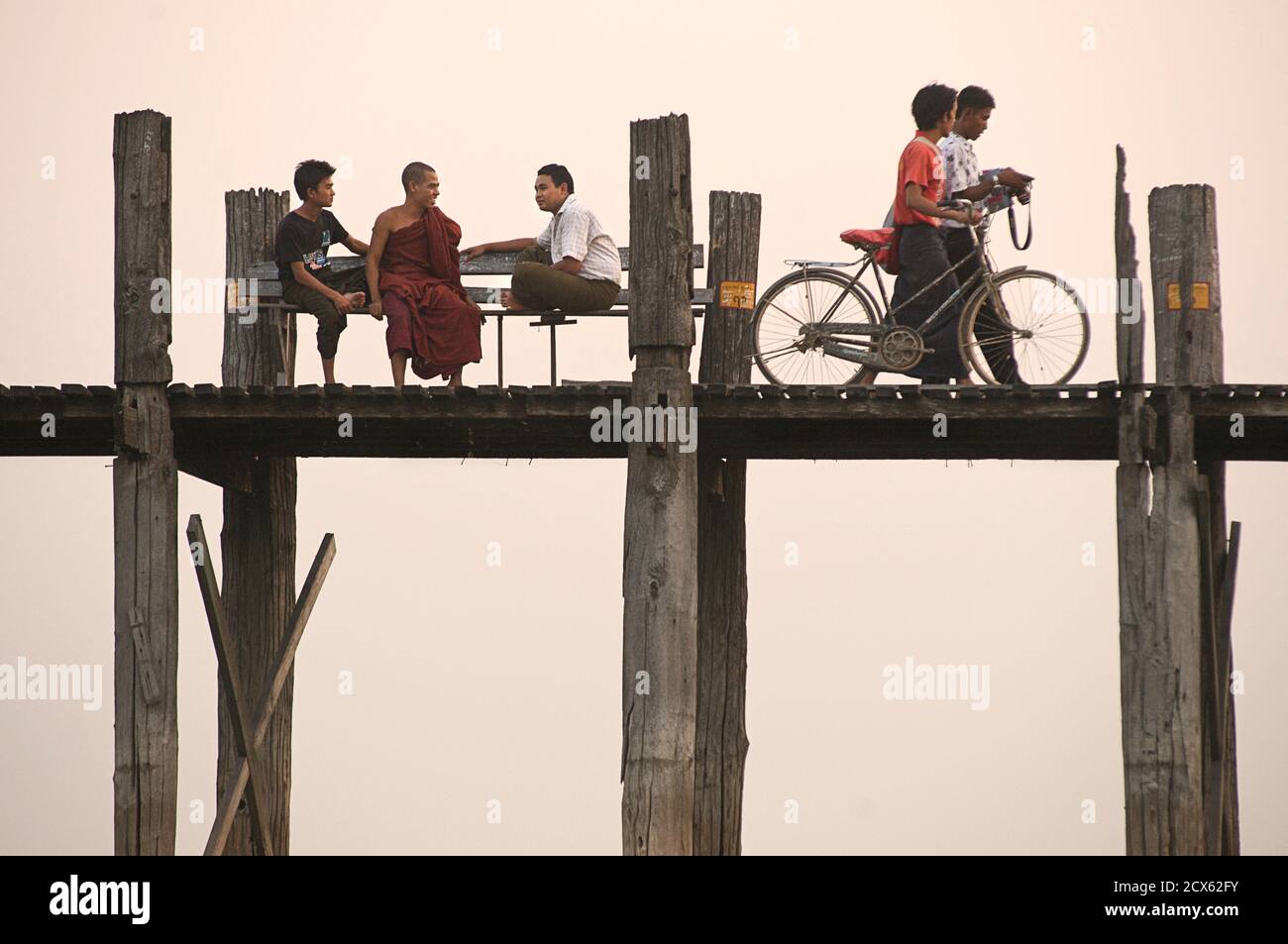 U Bein Bridge, près de Mandalay, Birmanie. Myanmar Banque D'Images