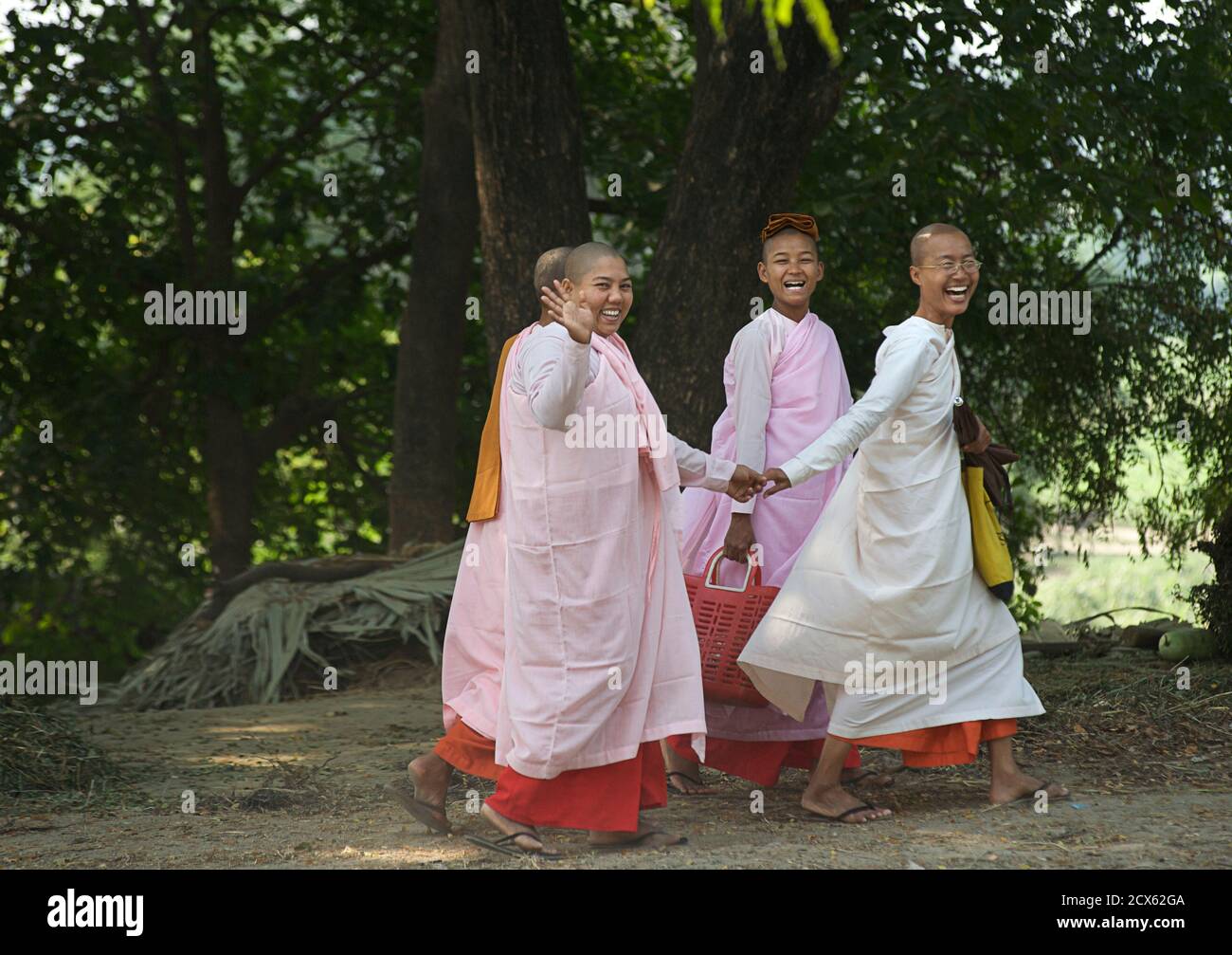 Les nonnes à la route. Mandalay - en route vers Rhône-Alpes. La Birmanie. Myanmar Banque D'Images