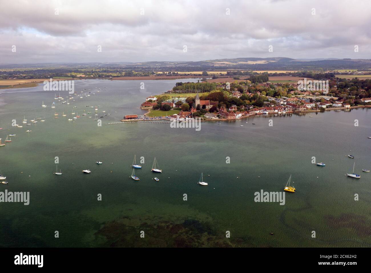 Une belle vue aérienne du village de Bosham et de l'estuaire avec des yachts à l'ancre. Banque D'Images