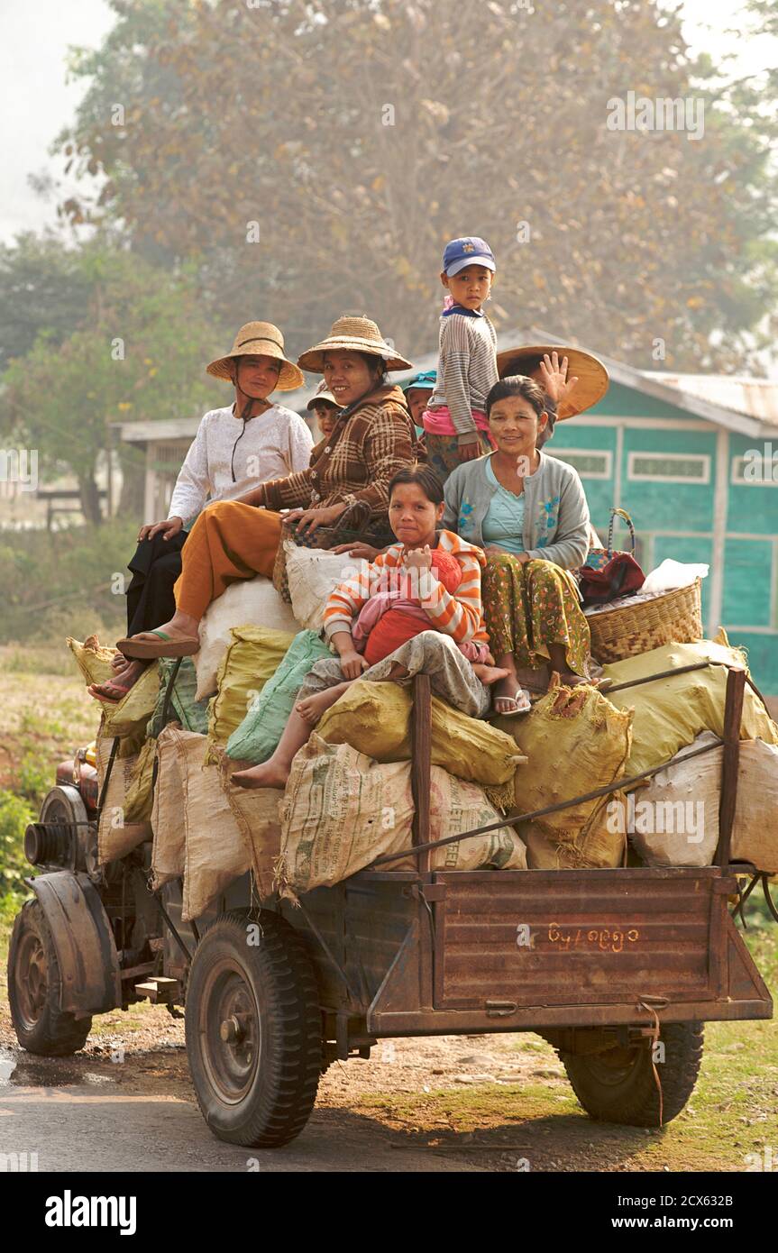 Le transport rural. Au sud de Lashio près de Naung Lun, Lashio, Birmanie. Myanmar Banque D'Images