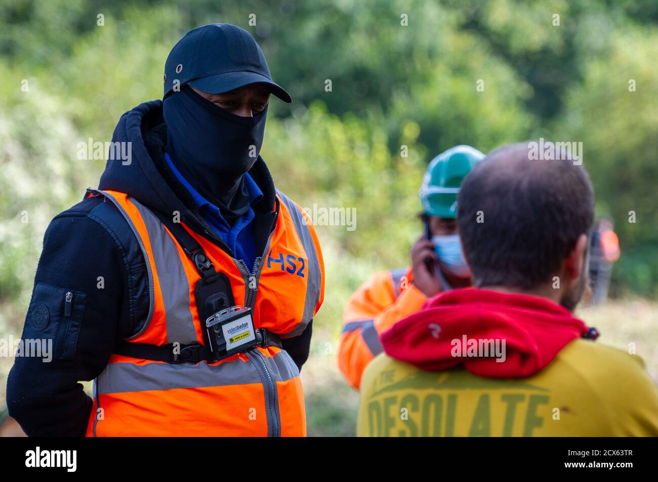 Denham, Royaume-Uni. 29 septembre 2020. Les coupe-arbres Ground Control ont de nouveau abattu des arbres pour HS2 aujourd'hui dans le Denham Country Park, dans une zone où les protège-arbres HS2 Rebellion sont publics et à l'extérieur de la zone dans laquelle HS2 est autorisé à travailler. Environ 28 agents NET Enforcement et agents de sécurité HS2 ont empêché les protecteurs d'arbre de regarder l'évolution de la destruction des arbres. Le train à grande vitesse HS2 reliant Londres aux travaux de construction de Birmingham met en péril 693 sites fauniques, 108 anciennes terres boisées et 33 sites d'intérêt scientifique spécial. Crédit : Maureen McLean/Alay Banque D'Images