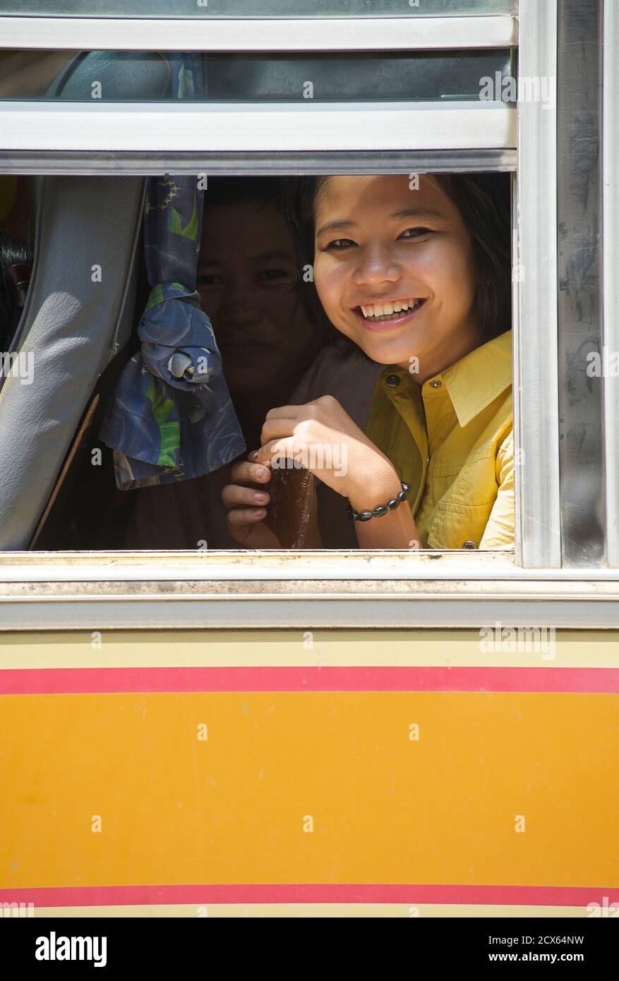 Les passagers birmans dans un bus. Mandalay, Birmanie. Myanmar Banque D'Images