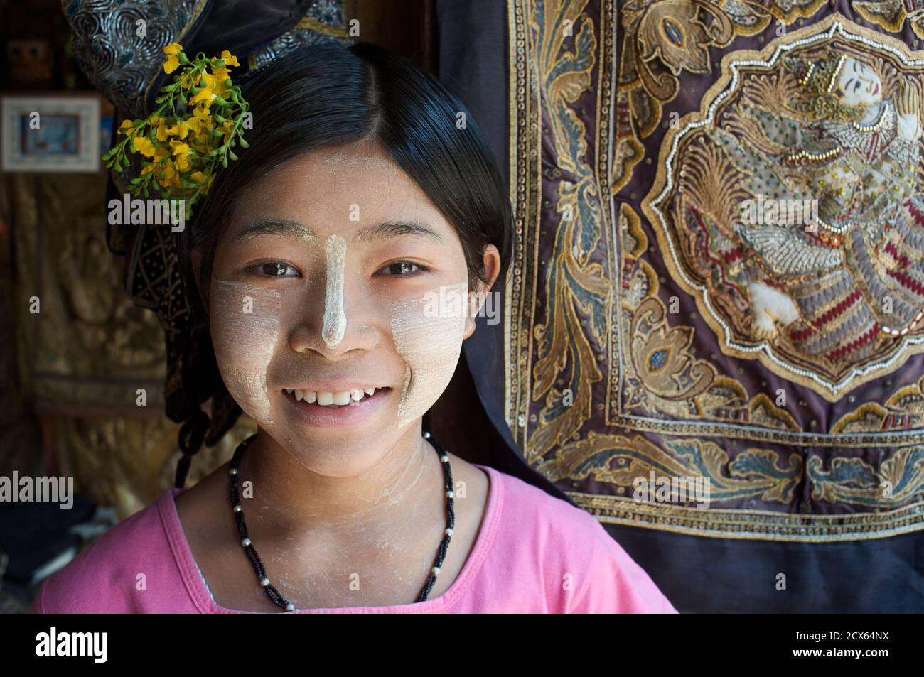 Enfant birman au visage peint de thanaka - distinctement birman. Mandalay. Birmanie. Thanaka est une pâte cosmétique blanc jaunâtre faite d'écorce de terre. C'est une caractéristique culturelle particulière et idiosyncratique du Myanmar (anciennement la Birmanie) que l'on voit couramment appliquée au visage et parfois aux bras des femmes et des filles et, dans une moindre mesure, des hommes et des garçons Banque D'Images