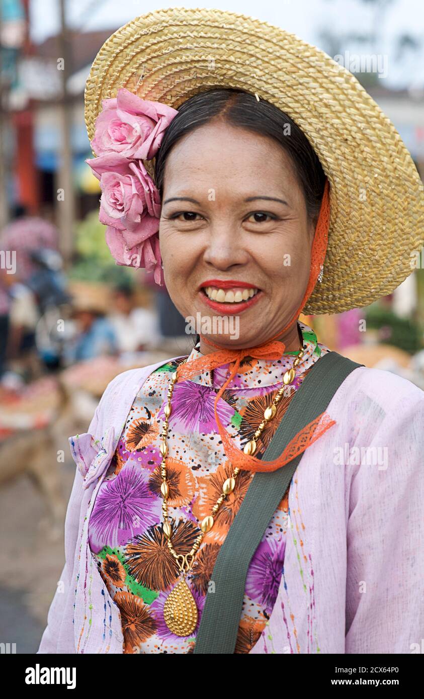 Femme birmane posant pour un portrait, Pyin Oo Lwin, Birmanie. MODÈLE LIBÉRÉ Banque D'Images