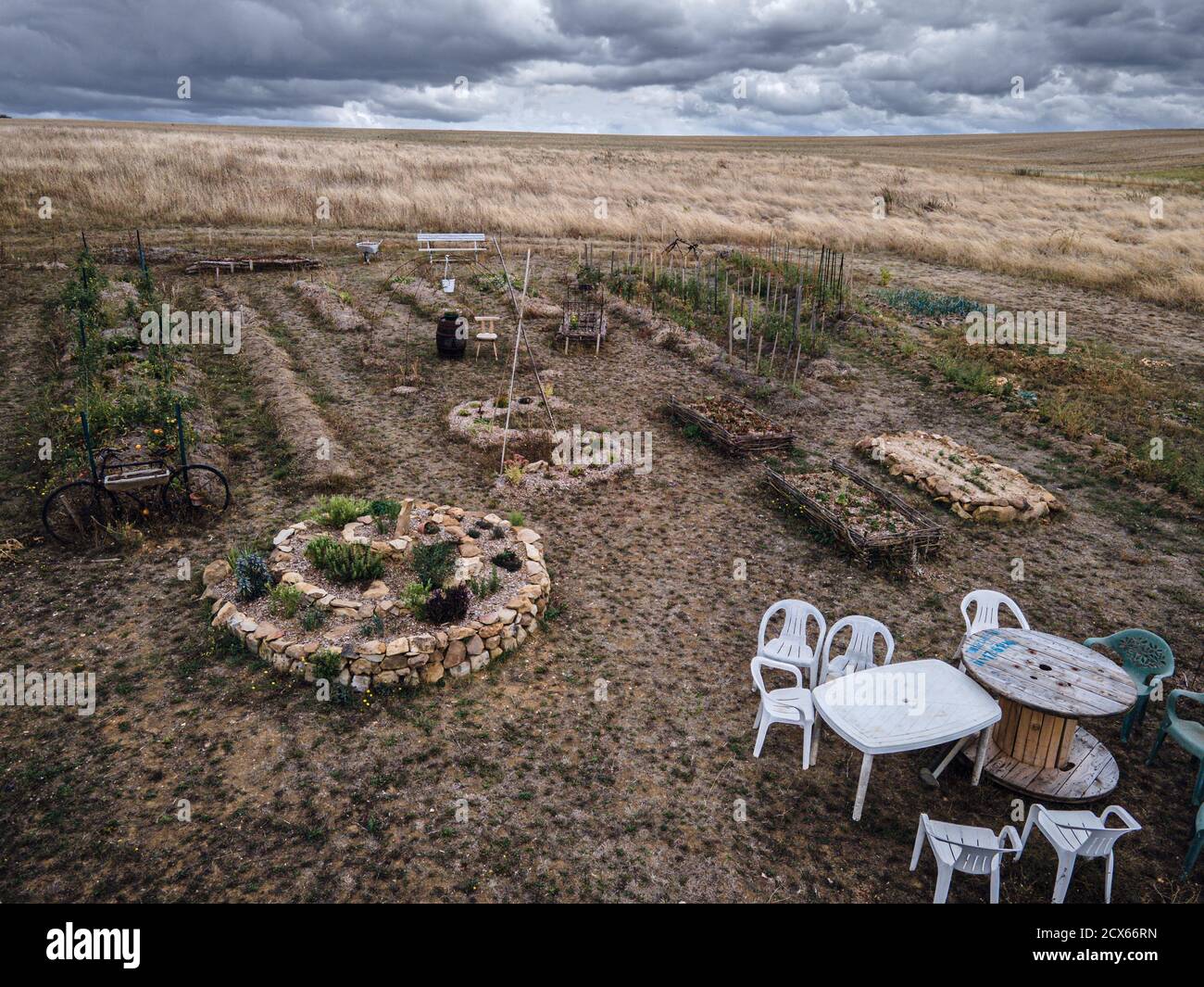 Photo de drone de beau jardin permaculture avec coin salon Banque D'Images