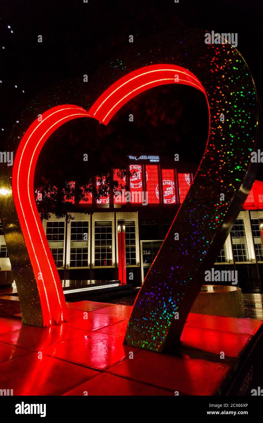 SSE Arena, Wembley, Royaume-Uni, 30 septembre 2020 - dans le cadre de la campagne internationale #WeMakeEvents Light IT in Red pour sauver l'industrie des événements, Les intimidateurs du monde entier sont illuminés de lumière rouge pour représenter le bouton de pause, le secteur étant en attente depuis le début de la pandémie en mars. La campagne demande au gouvernement de soutenir l'industrie des événements et des divertissements qui a besoin d'aide d'urgence pour survivre à la crise COVID-19. Amanda Rose/Alamy Live News Banque D'Images