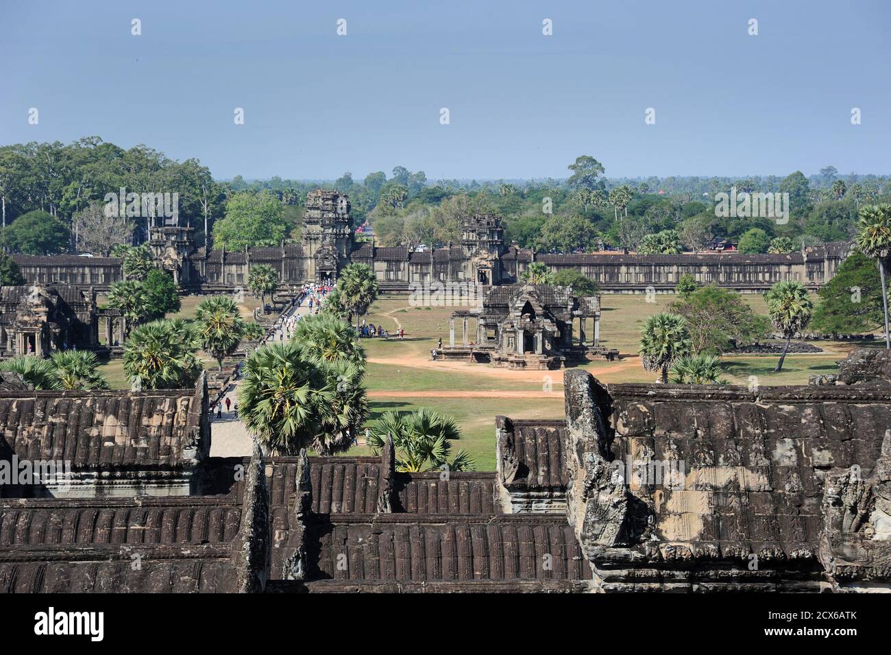 Vue depuis l'étage supérieur sur les plaines environnantes. Angkor Wat, Cambodge Banque D'Images