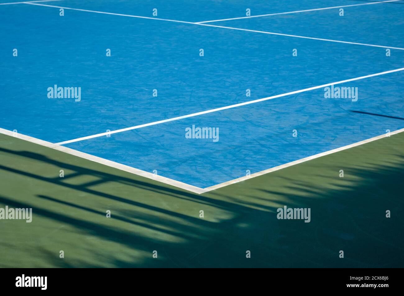détail d'une vue à partir d'un angle d'une matière synthétique court de tennis bleu avec lignes blanches Banque D'Images