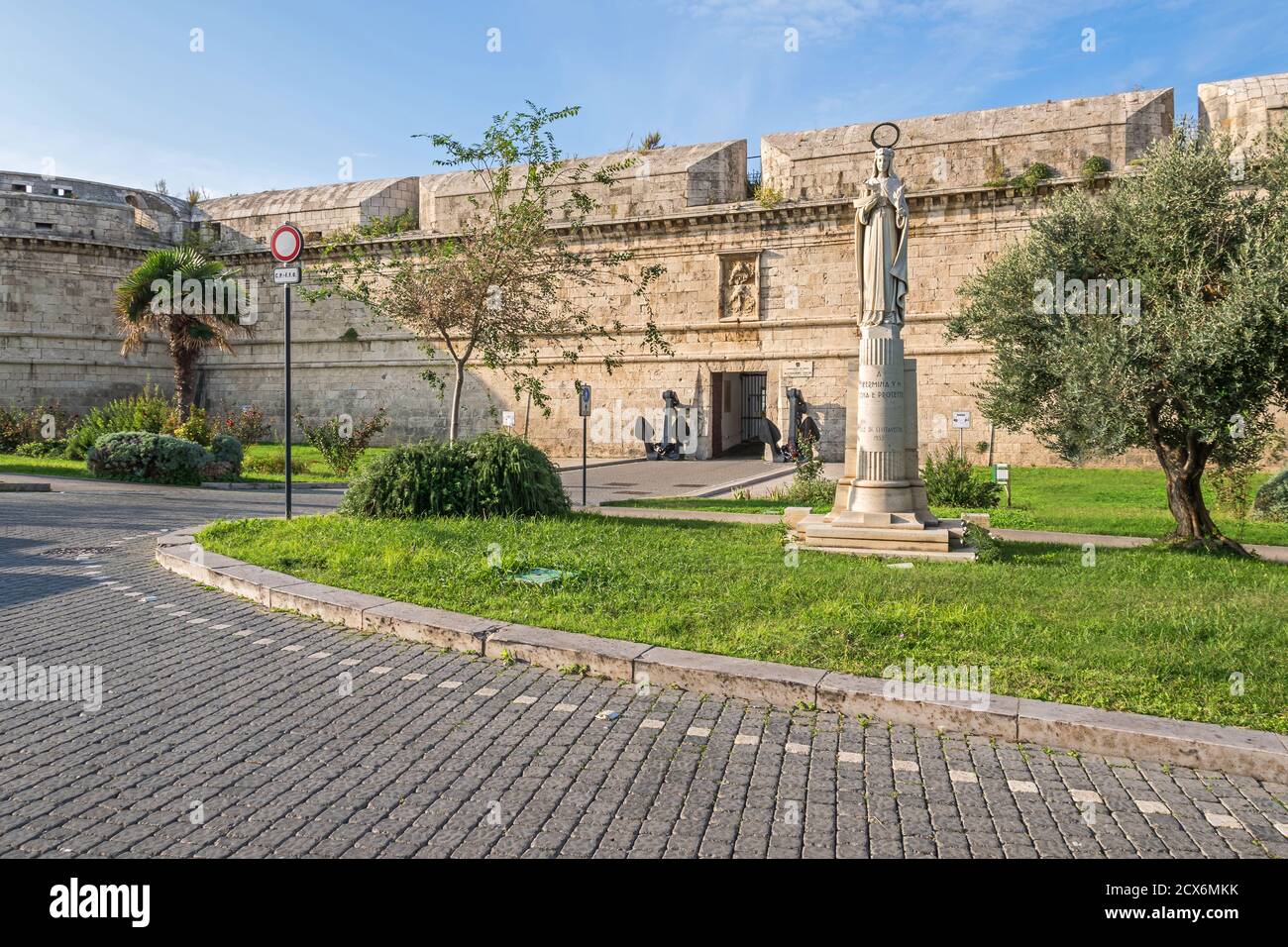Civitavecchia, Italie - 30 octobre 2019 : forteresse médiévale fort Michel-Ange avec la statue de Saint Fermina, le Saint patron de la ville, et Spac Banque D'Images