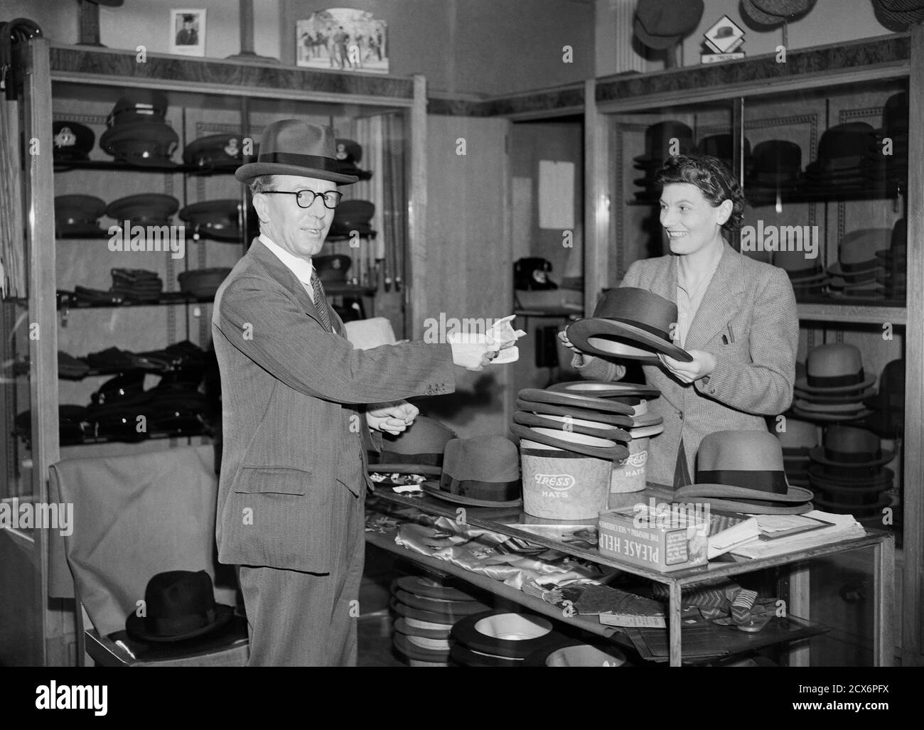 Un homme achète un chapeau à Betress Hats, sur Stamford Street à Blackfriars, Londres, en 1938 Banque D'Images