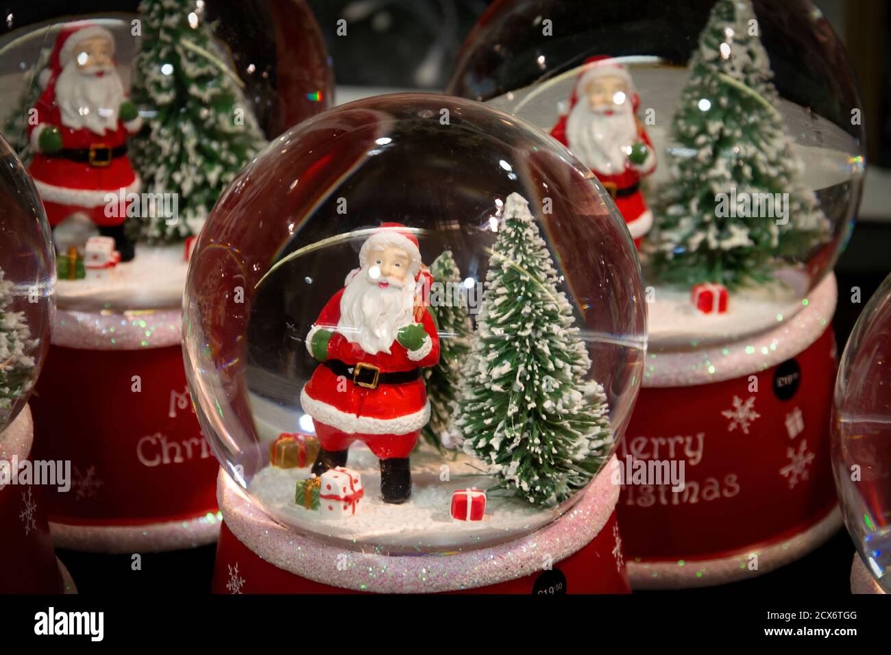 Boule de neige. Boule de cristal avec le Père Noël et un sapin à  l'intérieur. Noël Photo Stock - Alamy