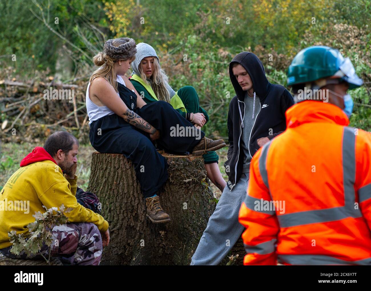 Denham, Royaume-Uni. 29 septembre 2020. Les coupe-arbres Ground Control ont de nouveau abattu des arbres pour HS2 aujourd'hui dans le Denham Country Park, dans une zone où les protège-arbres HS2 Rebellion sont publics et à l'extérieur de la zone dans laquelle HS2 est autorisé à travailler. Environ 28 agents NET Enforcement et agents de sécurité HS2 ont empêché les protecteurs d'arbre de regarder l'évolution de la destruction des arbres. Le train à grande vitesse HS2 reliant Londres aux travaux de construction de Birmingham met en péril 693 sites fauniques, 108 anciennes terres boisées et 33 sites d'intérêt scientifique spécial. Crédit : Maureen McLean/Alay Banque D'Images