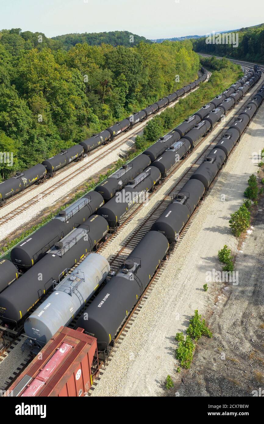 Dunbar, Pennsylvanie - wagons de chemin de fer à gaz de pétrole liquéfié vides stockés dans une cour de chemin de fer du sud-ouest de la Pennsylvanie. Le sud-ouest de la Pennsylvanie a Banque D'Images