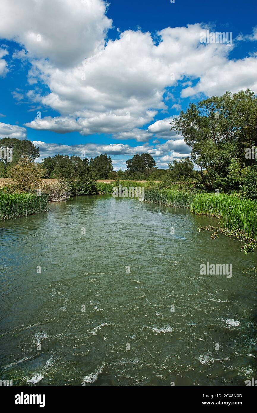 Rivière en campagne avec ciel bleu et nuages Banque D'Images