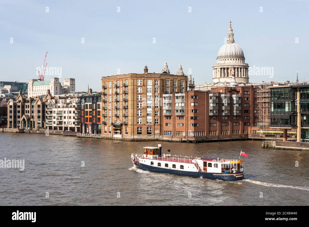 Le bateau sur la Tamise passe devant la cathédrale St Pauls, Londres, Angleterre, GB, Royaume-Uni Banque D'Images