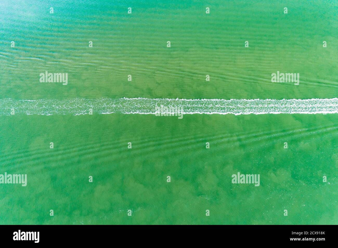 Un réveil en bateau et des ondulations de sable. Banque D'Images