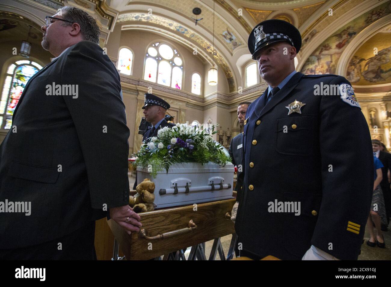 Les Policiers De Chicago Sont Les Pallers D Un Nouveau Ne Abandonne Lors D Une Messe Funeraire A La Basilique Saint Jacinthe A Chicago Illinois Etats Unis Le 19 Juin 15 Plus D Un An Apres Qu Un Bebe