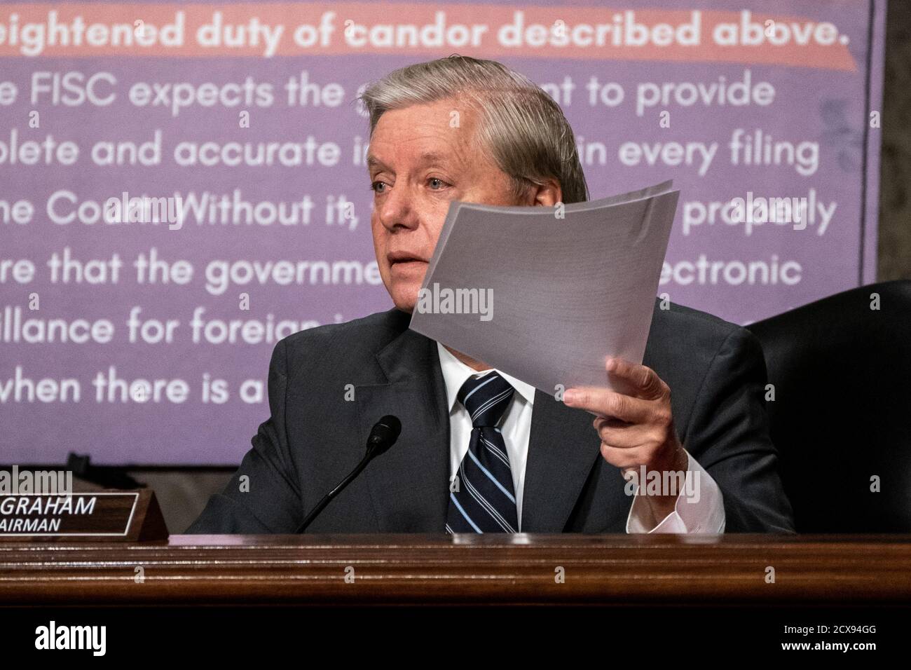 Le sénateur des États-Unis Lindsey Graham (républicain de Caroline du Sud), président de la Commission judiciaire du Sénat américain, présente un rapport lors de la Commission judiciaire du Sénat sur une audience de surveillance visant à examiner l'enquête sur l'ouragan Crossfire à Washington DC., le mercredi 30 septembre 2020. Crédit : Ken Cedeno/Pool via CNP/MediaPunch Banque D'Images
