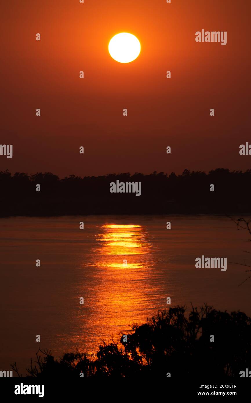 Lever de soleil coloré à Anchieta, État de Espirito Santo, Brésil Banque D'Images