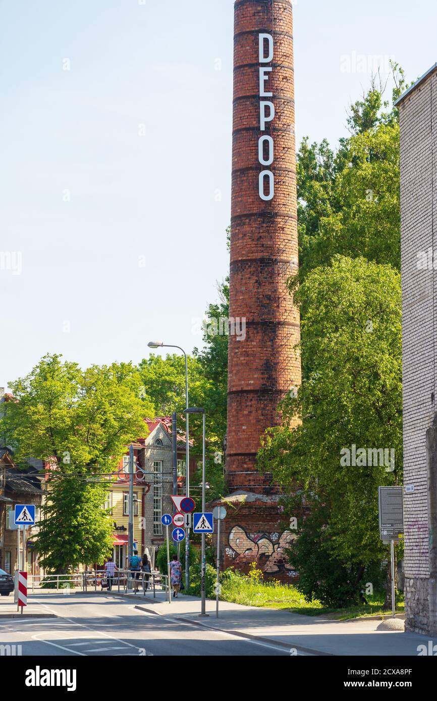 Ancienne cheminée d'usine avec texte Depoo à Telliskivi Tallinn Estonie Banque D'Images