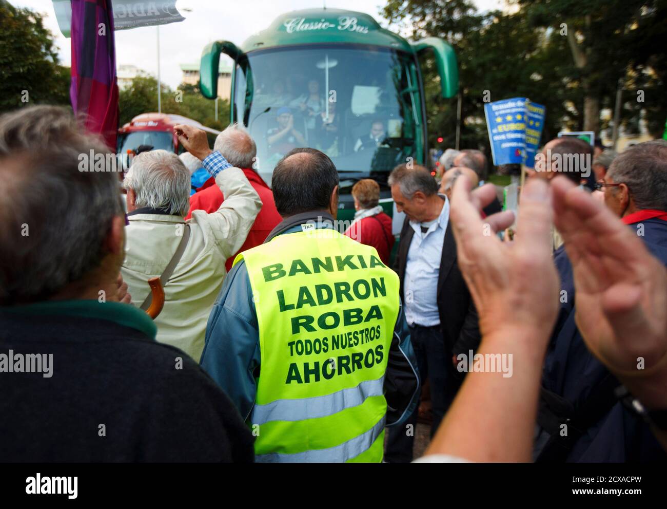 Holders of preference shares block traffic at Paseo de Recoletos during a  protest outside High Court in Madrid October 16, 2014. Spanish authorities  are investigating dozens of former executives and board members