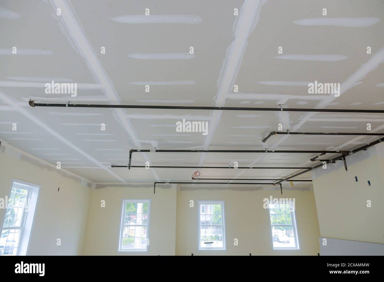 L'arroseur incendie dans le bâtiment de plafond automatique se concentre sur le fond sélectif du plafond Banque D'Images