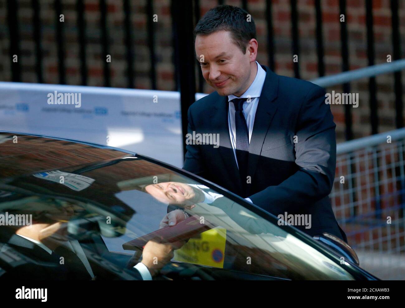 Ed Perkins Of Kensington Palace Hands Over The Official Birth Notice To A Waiting Driver To Take To Buckinham Palace Outside The Lindo Wing Of St Mary S Hospital After Catherine Duchess Of