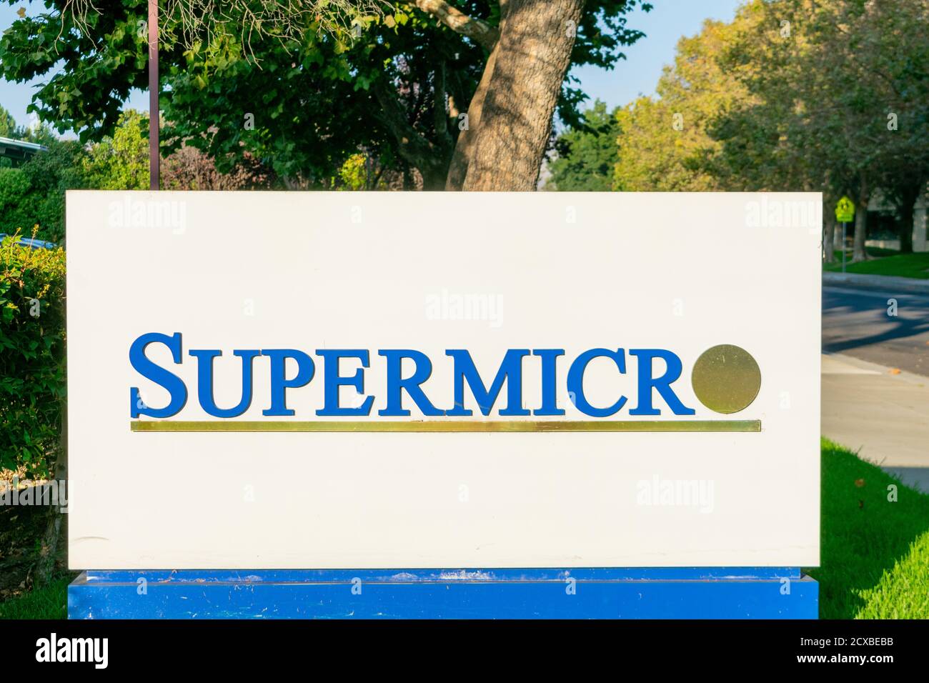 Logo Supermicro et signe au siège de la société de technologie de l'information Super micro Computer dans la Silicon Valley - San Jose, CA, USA - 2020 Banque D'Images