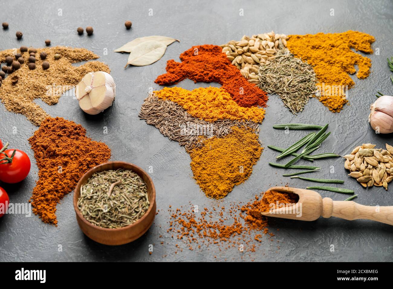 Carte du monde faite de différentes épices sur fond gris Photo Stock ...