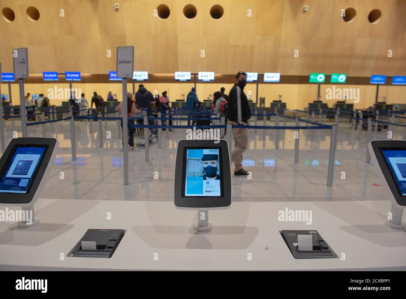 Florianopolis, Brésil. 15/09/2020: Tablette disponible pour l'enregistrement à l'aéroport. Il est important d'éviter les files d'attente en période de pandémie. File d'attente en arrière-plan. Sélection Banque D'Images