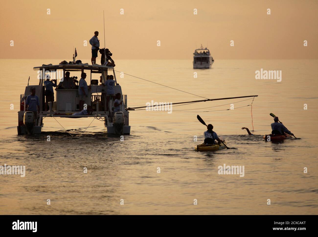 U S Swimmer Diana Nyad Swims On Her Way To Florida From Havana While Flanked By Two Assistants In Kayaks With An Assistance Boat In Front August 7 11 The 61 Year Old Plunged Into