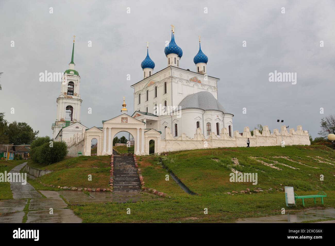 Katunki Russie - 03 août 2016 : vue sur une église de la Nativité de la Sainte Vierge. Grande église blanche avec 5 dômes bleus et un clocher Banque D'Images