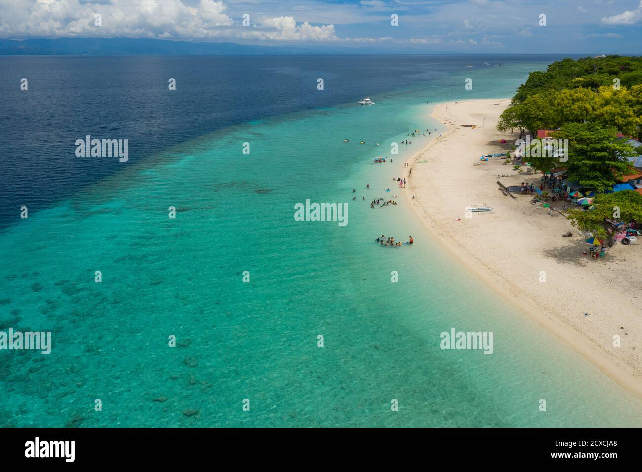 Vue aérienne. Côte le long de Moalboal, Cebu - plage connue sous le nom de Basdaku White Beach. Banque D'Images