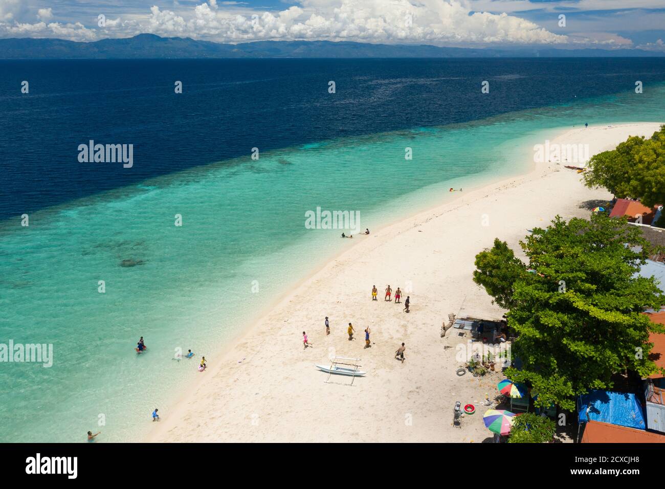 Vue aérienne, côte le long de Moalboal, Cebu - plage connue sous le nom de Basdaku White Beach. Banque D'Images