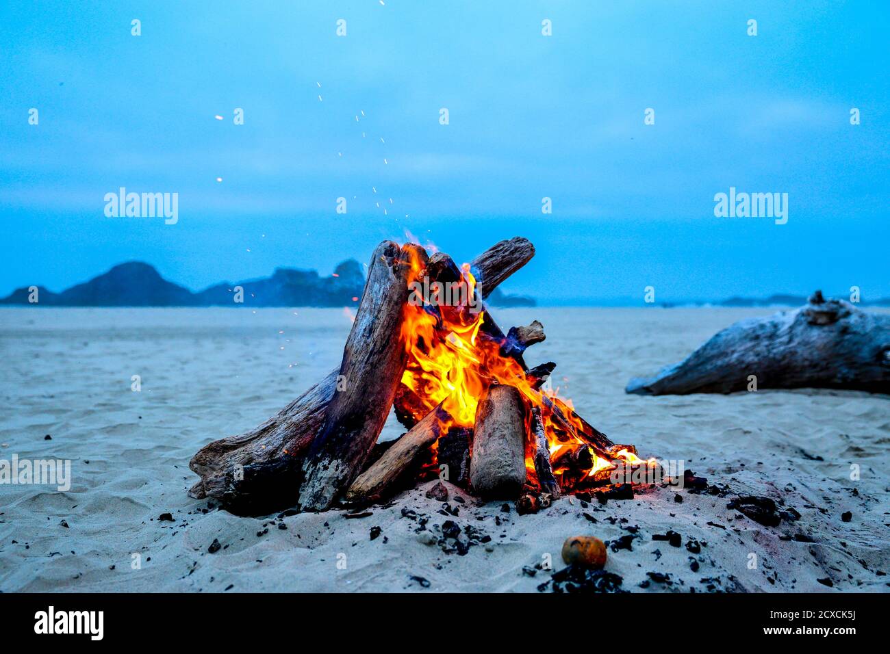 Feu de camp sur une plage lors d'une soirée d'automne froide Banque D'Images