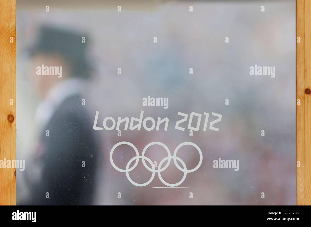 Un pilote est vu derrière le logo des Jeux Olympiques lors du Grand Prix de dressage individuel équestre du 2e jour de Greenwich Park aux Jeux Olympiques de Londres 2012 le 3 août 2012. REUTERS/MIKE HUTCHINGS (GRANDE-BRETAGNE - TAGS: SPORT EQUESTRIANISME JEUX OLYMPIQUES TPX IMAGES DU JOUR) Banque D'Images