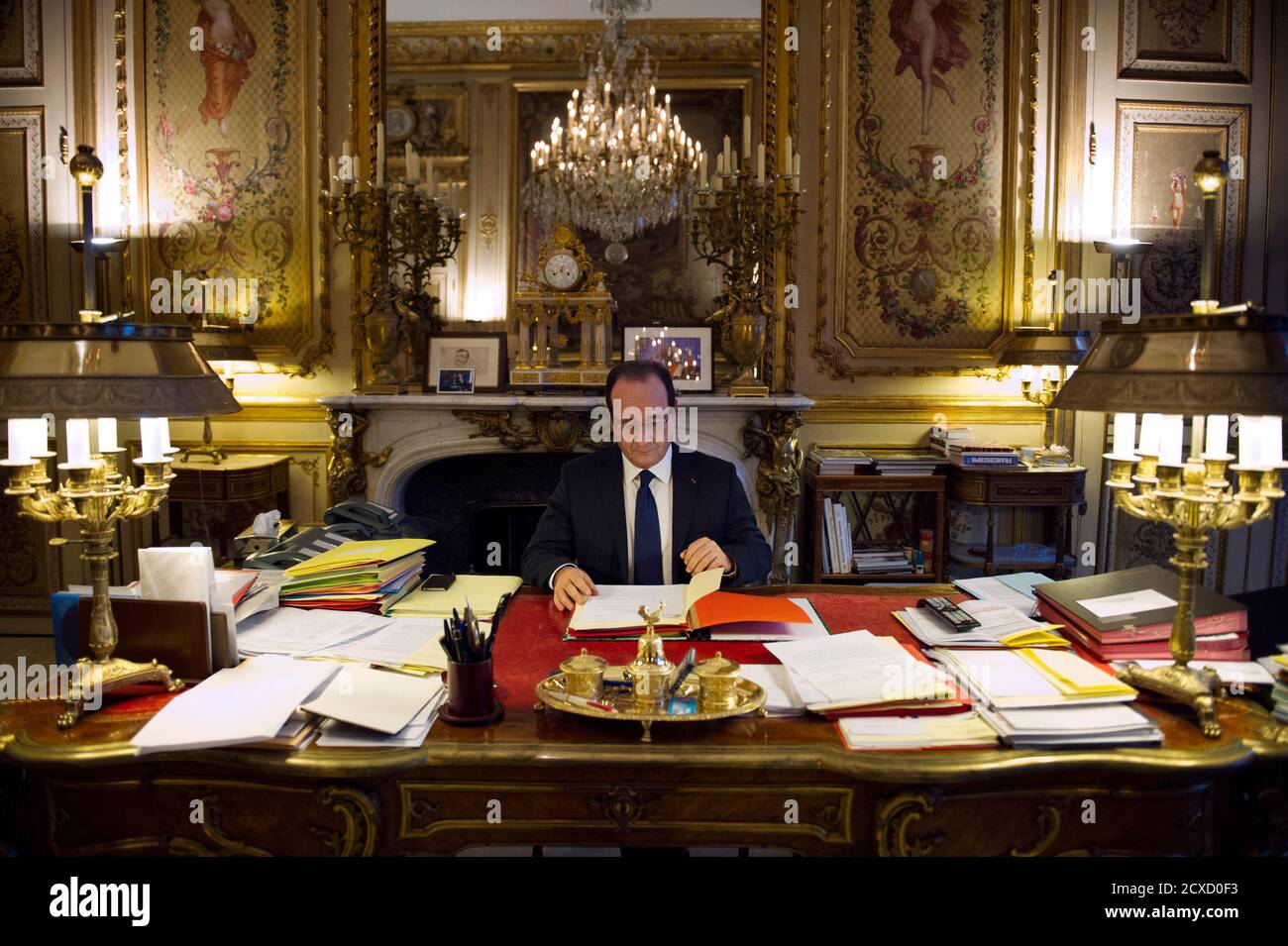 Bernard arnault and fashion designers. итальянцы и вино. французские богачи. состоятельный человек. французские богачи.