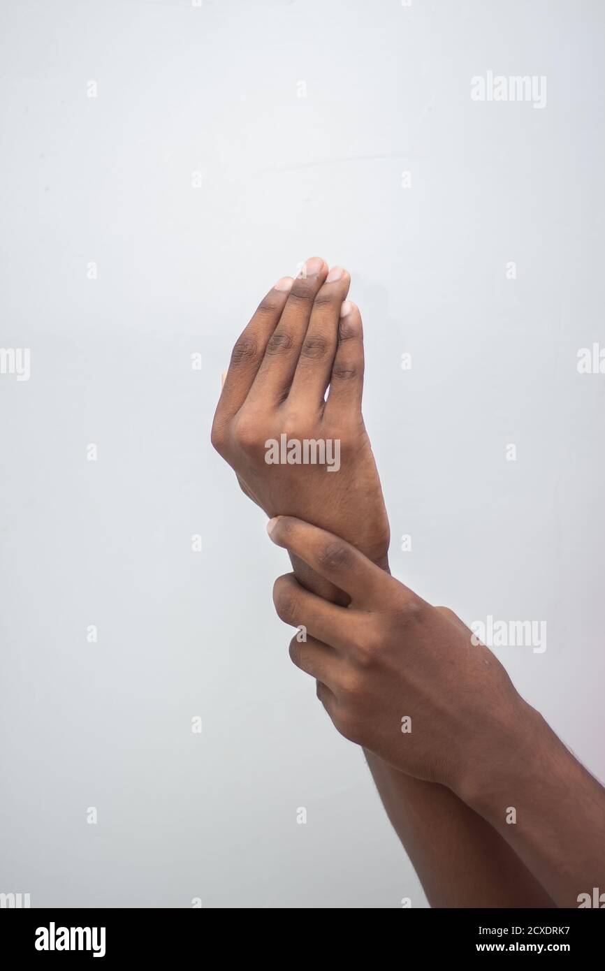 Langue des signes du symbole de la main - Homme montrant le signe de la main isolé sur fond blanc. Banque D'Images