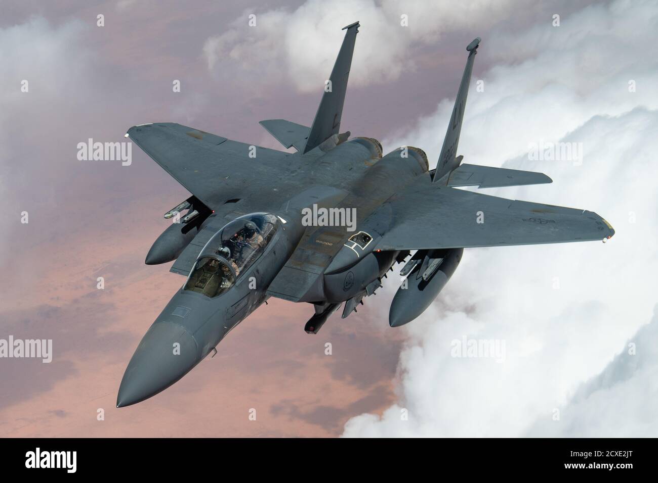 Un pygargue de la Force aérienne américaine F-15E survole la zone de responsabilité du Commandement central des États-Unis, le 10 septembre 2020. Le F-15E Strike Eagle est un chasseur à double rôle conçu pour effectuer des missions air-air et air-sol, démontrant la position des commandes centrales de la Force aérienne des États-Unis pour rivaliser, dissuader et gagner contre des acteurs étatiques et non-étatiques. (É.-U. Photo de la Force aérienne par le sergent d'état-major. Justin Parsons) Banque D'Images