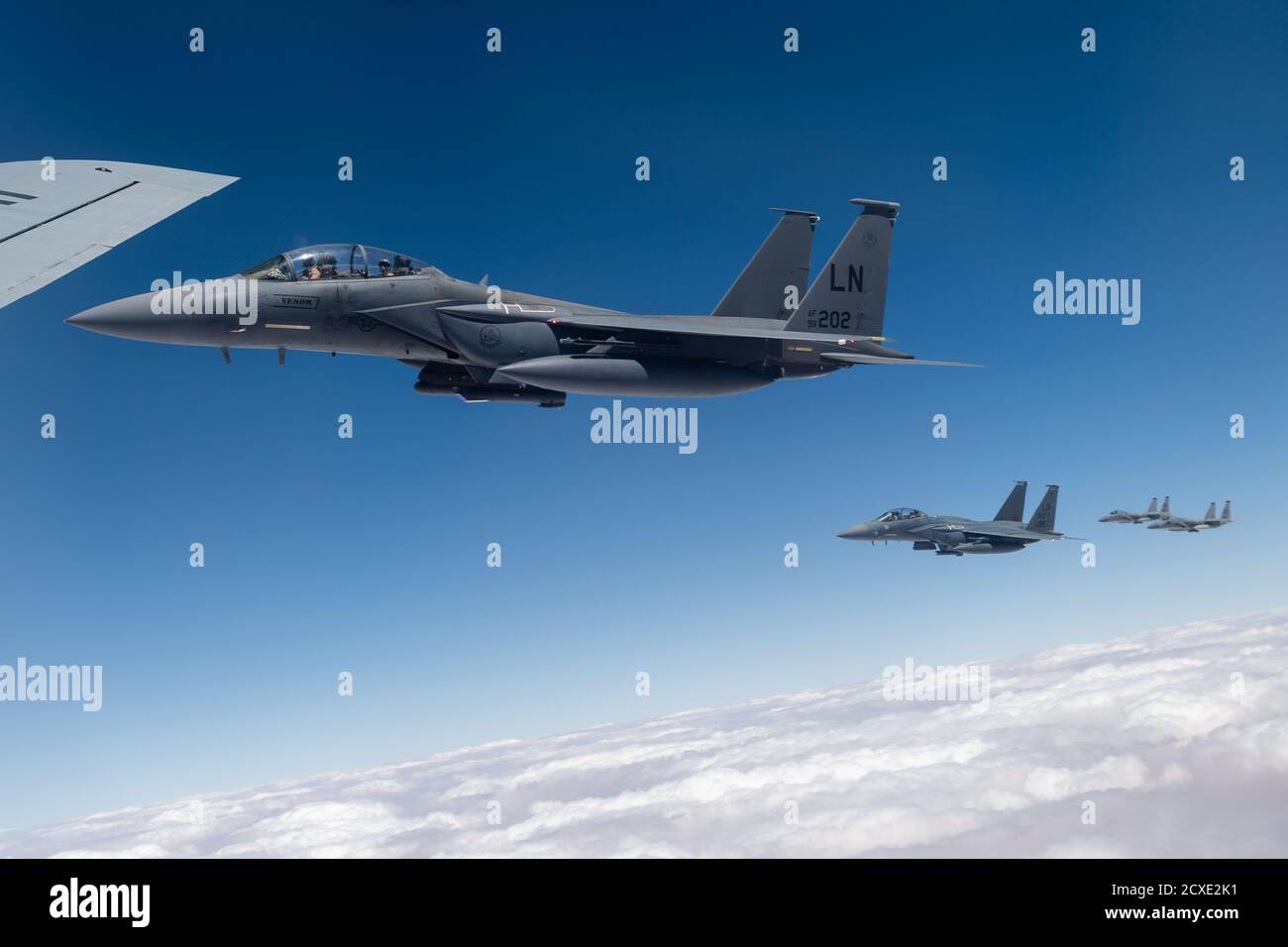 Quatre US Air Force F-15E Strike Eagle survolent la zone de responsabilité du Commandement central des États-Unis, le 10 septembre 2020. Le F-15E Strike Eagle est un chasseur à double rôle conçu pour effectuer des missions air-air et air-sol, démontrant la position des commandes centrales de la Force aérienne des États-Unis pour rivaliser, dissuader et gagner contre des acteurs étatiques et non-étatiques. (É.-U. Photo de la Force aérienne par le sergent d'état-major. Justin Parsons) Banque D'Images