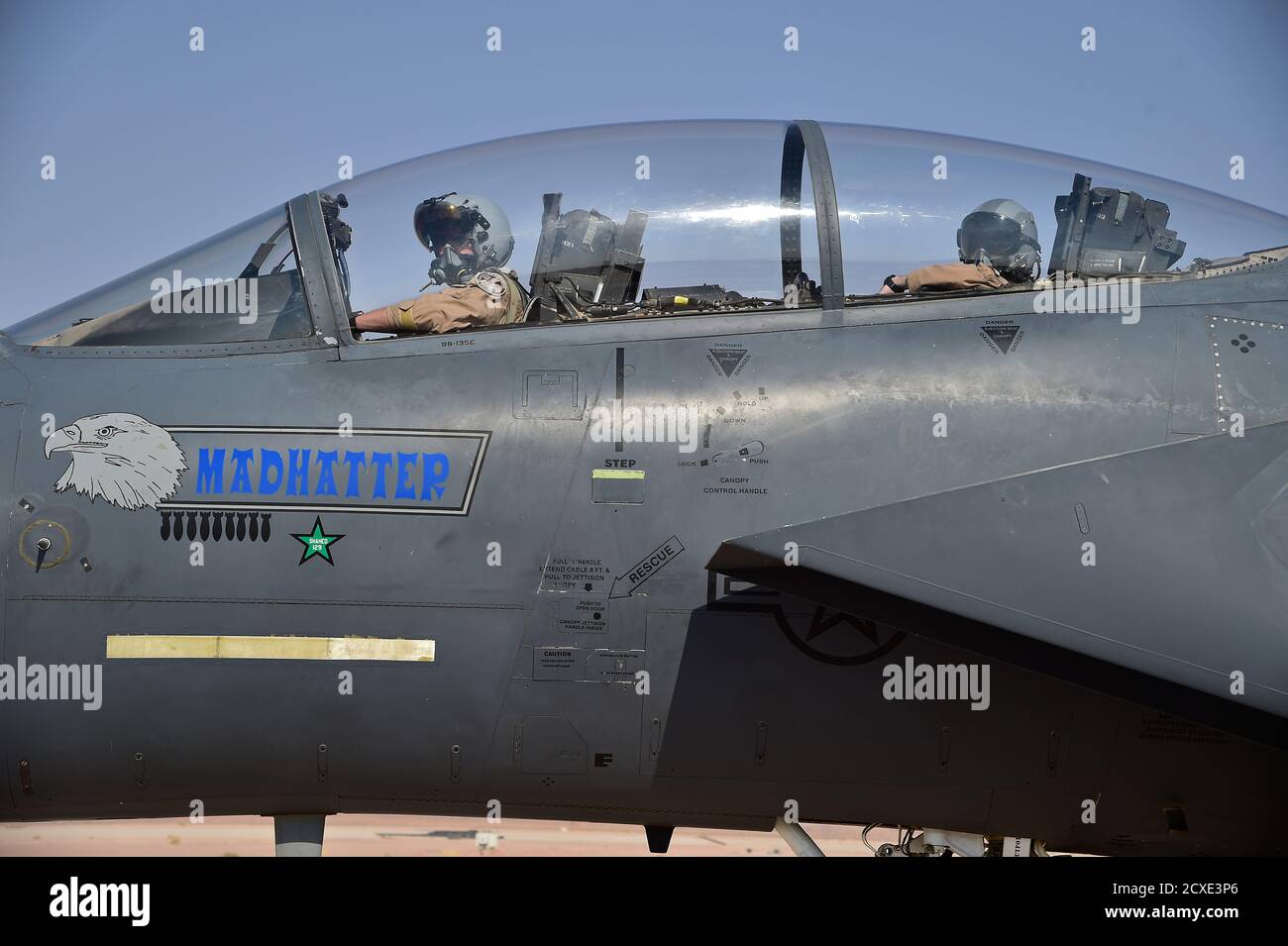 Les membres de la 378e Escadre expéditionnaire aérienne ont effectué un ravitaillement en fosse des F-15E Strike Eagles de la 332e Escadre expéditionnaire aérienne, en appui à l'exercice Desert Eagle à la base aérienne de Prince Sultan, Royaume d'Arabie saoudite, le 10 septembre 2020. L'exercice a été conçu pour mettre en évidence l'agilité et la domination aérienne au sein de la zone de responsabilité du Commandement central des États-Unis. (É.-U. Photo de la Force aérienne par le sergent d'état-major. Cary Smith) Banque D'Images
