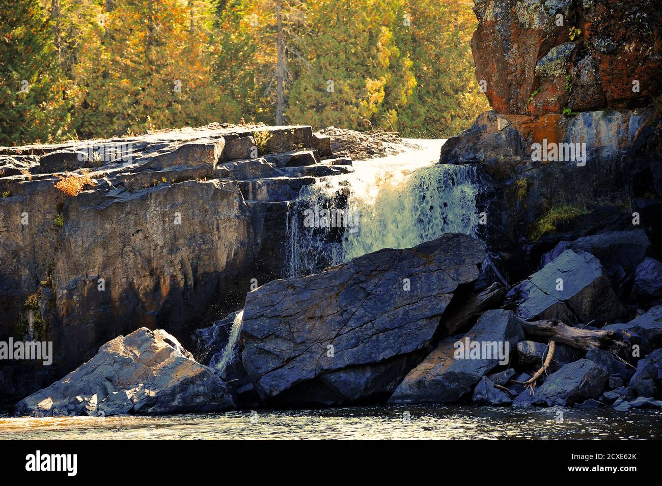 De grandes roches avec une petite partie de l'eau de Middle Falls qui les coulent à l'automne 2020. Banque D'Images