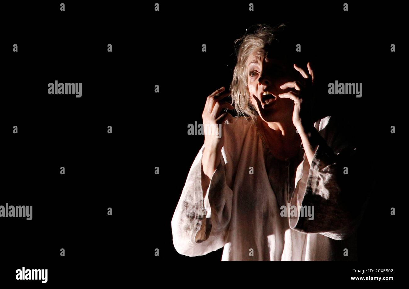 Singer Deborah Polaski performs on stage during a dress rehearsal of Francis Poulenc's opera "Dialogues des Carmelites" at Theater an der Wien in Vienna April 13, 2011. The opera is conducted by Bertrand de Billy and will premiere on April 16. REUTERS/Herwig Prammer (AUSTRIA - Tags: ENTERTAINMENT) Banque D'Images