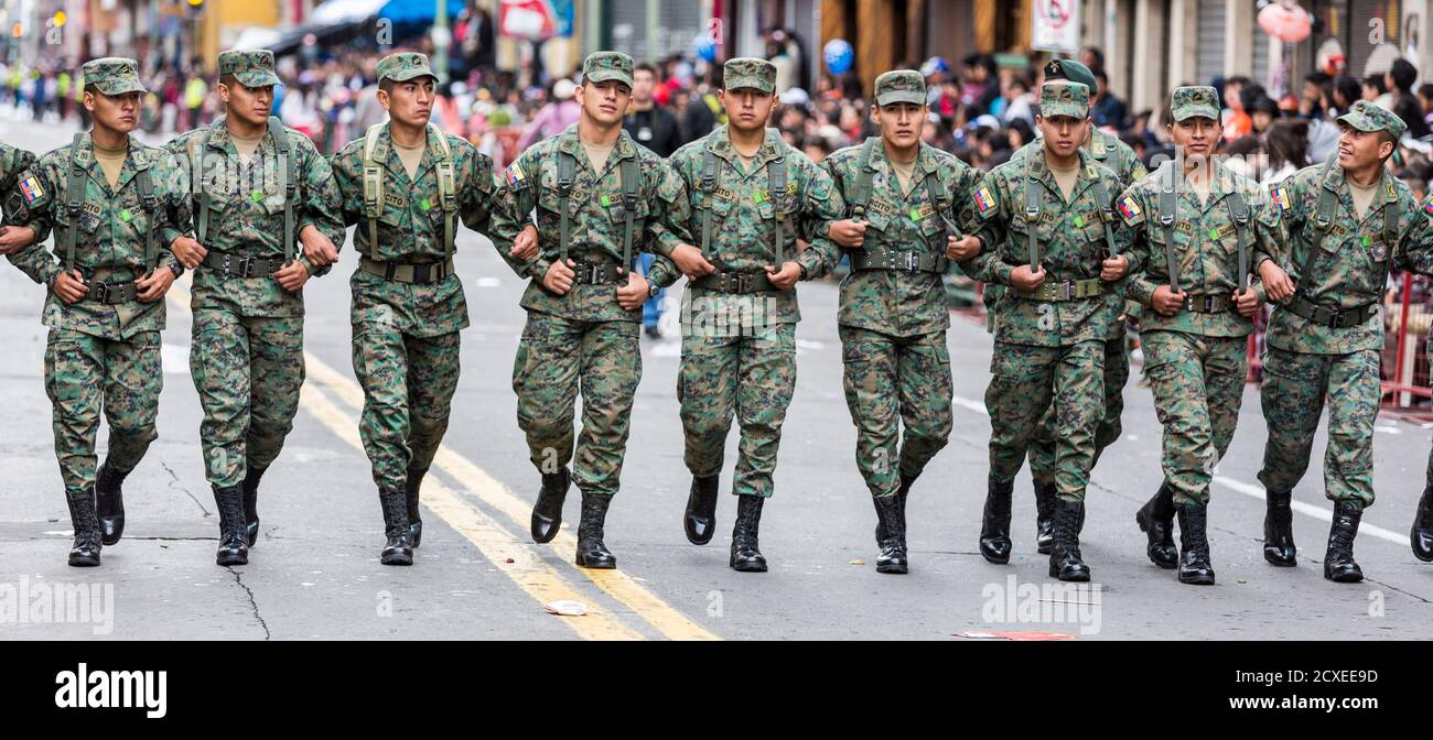 Ambato, ÉQUATEUR - Dec 15, 2015 Les soldats de l'armée - route dégagée par la marche dans les bras de l'avant du défilé de carnaval Banque D'Images