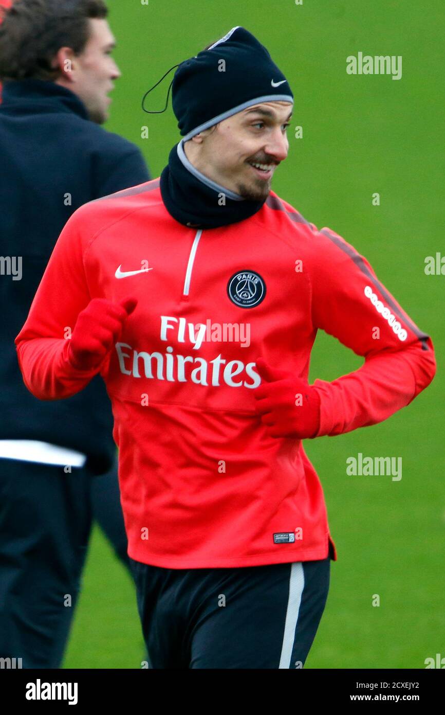 Zlatan Ibrahimovic, de Paris St Germain, assiste à une séance  d'entraînement de football au camp d'entraînement d'Ooredoo à  Saint-Germain-en-Laye, près de Paris le 19 mars 2015. Le week-end, le  buteur parisien St