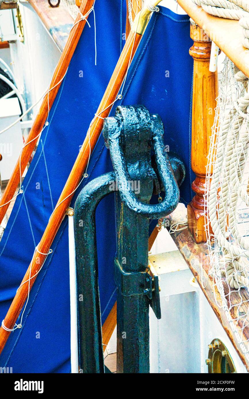 Les collants nautiques et l'équipement de l'ancien grand navire. Des cordes de levage et une échelle de corde sur le mât de bateau à voile comme arrière-plan abstrait pour votre marin Banque D'Images