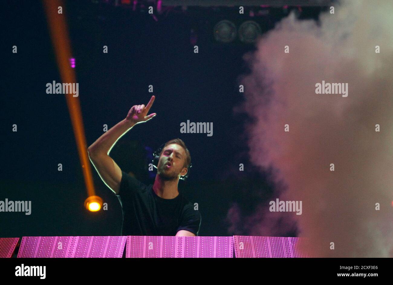 Le DJ écossais Calvin Harris se produit lors du festival de musique iHeartRadio 2014 à Las Vegas, début septembre 21, 2014. REUTERS/Steve Marcus (ETATS-UNIS - Tags: ENTERTAINMENT) Banque D'Images