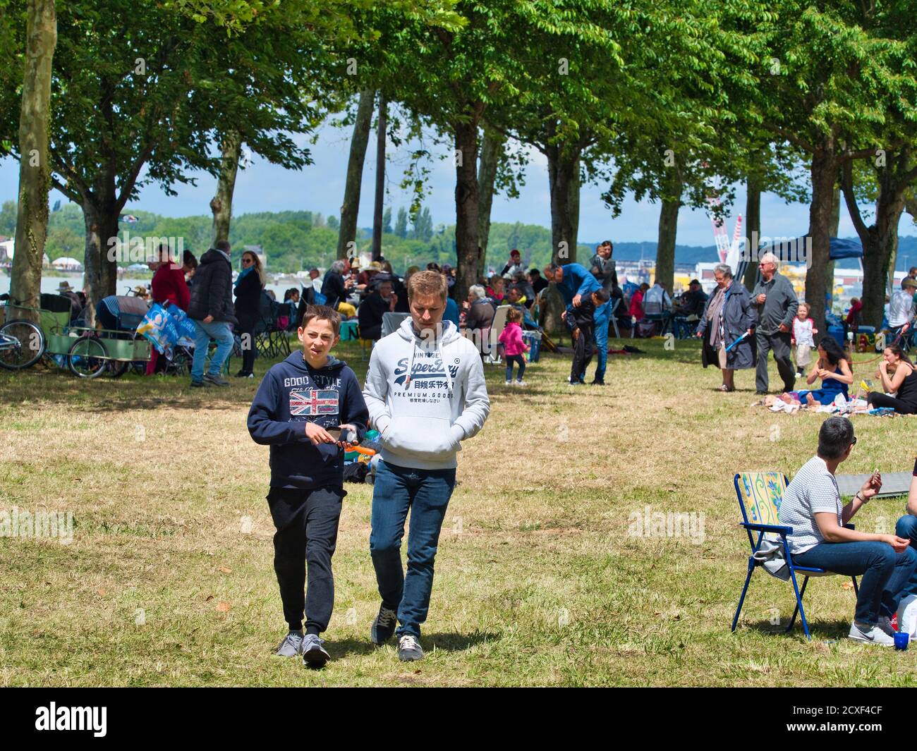 YAINVILLE, FRANCE - JUILLET, CIRCA, 2019. Les fans de Saillabus profitent d'un grand événement de divertissement en plein air. Pique-nique festival en plein air. Grand groupe de personnes sur l'herbe wa Banque D'Images