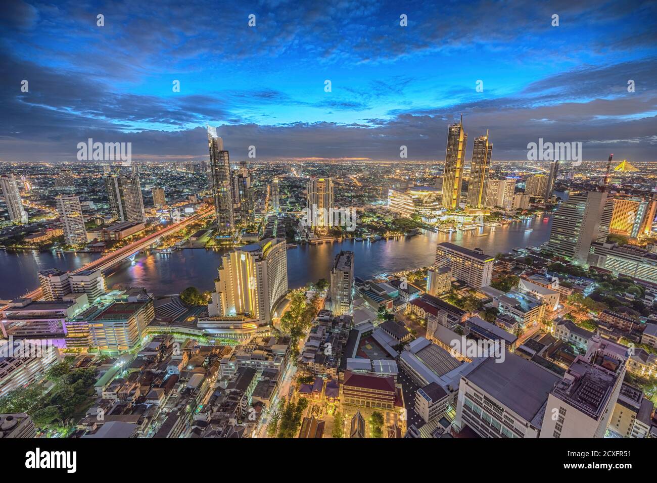Bangkok Thaïlande, ville de nuit au bord de la rivière Chao Phraya et icône Siam Banque D'Images
