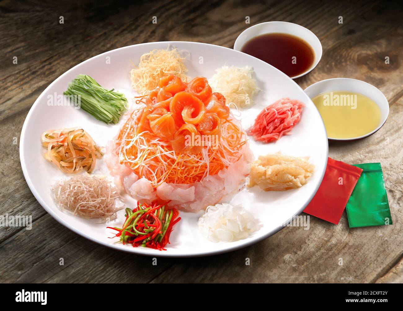 Salmon Yee a chanté ou Yusheng, un plat chinois de célébration du nouvel an Banque D'Images